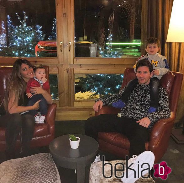 Leo Messi y Antonella Roccuzzo con sus hijos Thiago y Mateo en la nieve