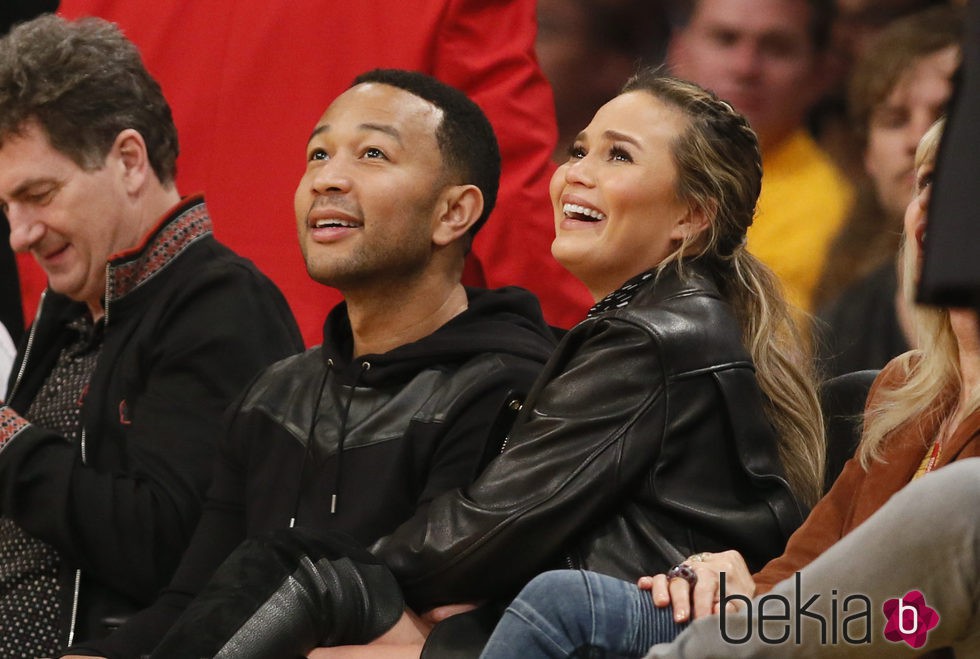 Chrissy Teigen y John Legend en un partido de la NBA