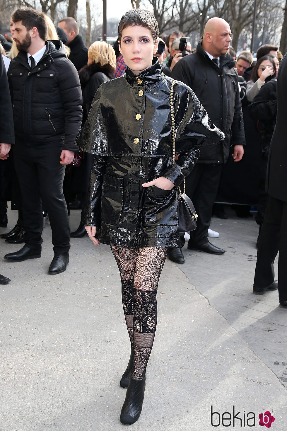 Halsey llegando al desfile de Chanel en la Fashion Week de Paris 2016