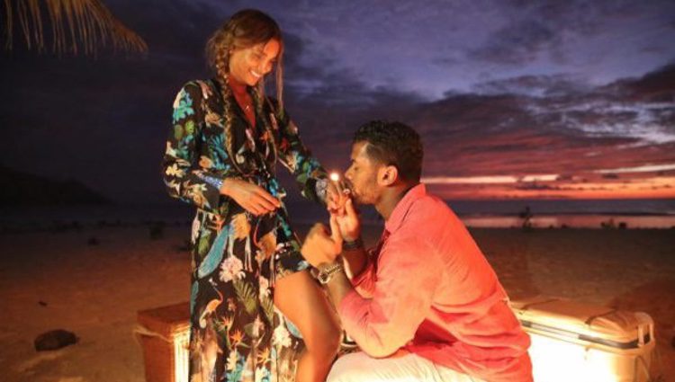 Russell Wilson pidiéndole matrimonio a Ciara