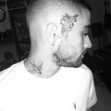 Zayn Malik enseñando su nuevo tatuaje en un lado de la cara