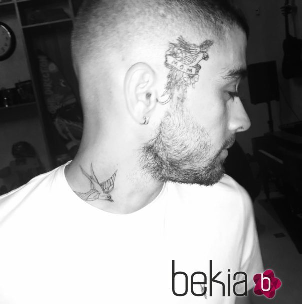 Zayn Malik enseñando su nuevo tatuaje en un lado de la cara