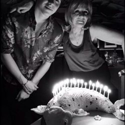 Brooklyn Beckham celebrando el cumpleaños de su abuela Jackie Adams