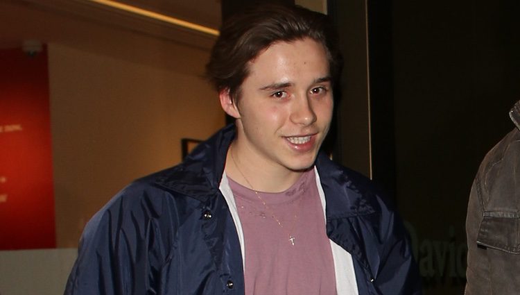 Brooklyn Beckham paseando en Londres