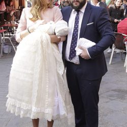 Kiko Rivera e Irene Rosales sonriendo en el bautizo de su hija