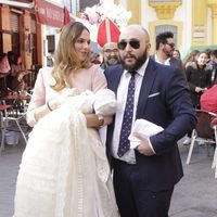 Kiko Rivera e Irene Rosales sonriendo en el bautizo de su hija