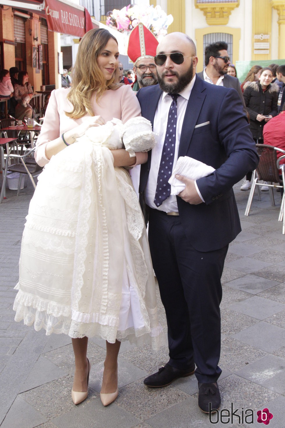 Kiko Rivera e Irene Rosales sonriendo en el bautizo de su hija