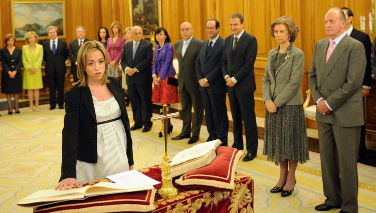 Carme Chacón jura como ministra de Defensa frente a los Reyes de España