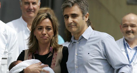 Carme Chacón y Miguel Barroso salen del hospital con su hijo Miquel