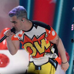 Joe Jonas actuando en los Nickelodeon Kids' Choice Awards