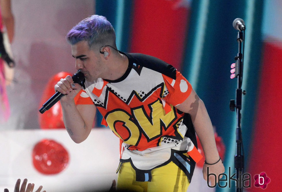 Joe Jonas actuando en los Nickelodeon Kids' Choice Awards