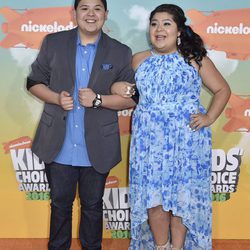 Rico Rodriguez y su hermana en los Nickelodeon Kids' Choice Awards