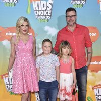 Tori Spelling y Dean McDermott con dos de sus hijos en los Nickelodeon Kids' Choice Awards