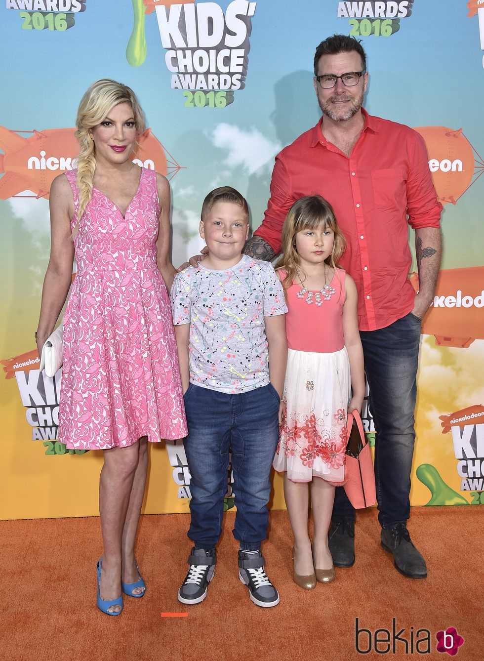 Tori Spelling y Dean McDermott con dos de sus hijos en los Nickelodeon Kids' Choice Awards