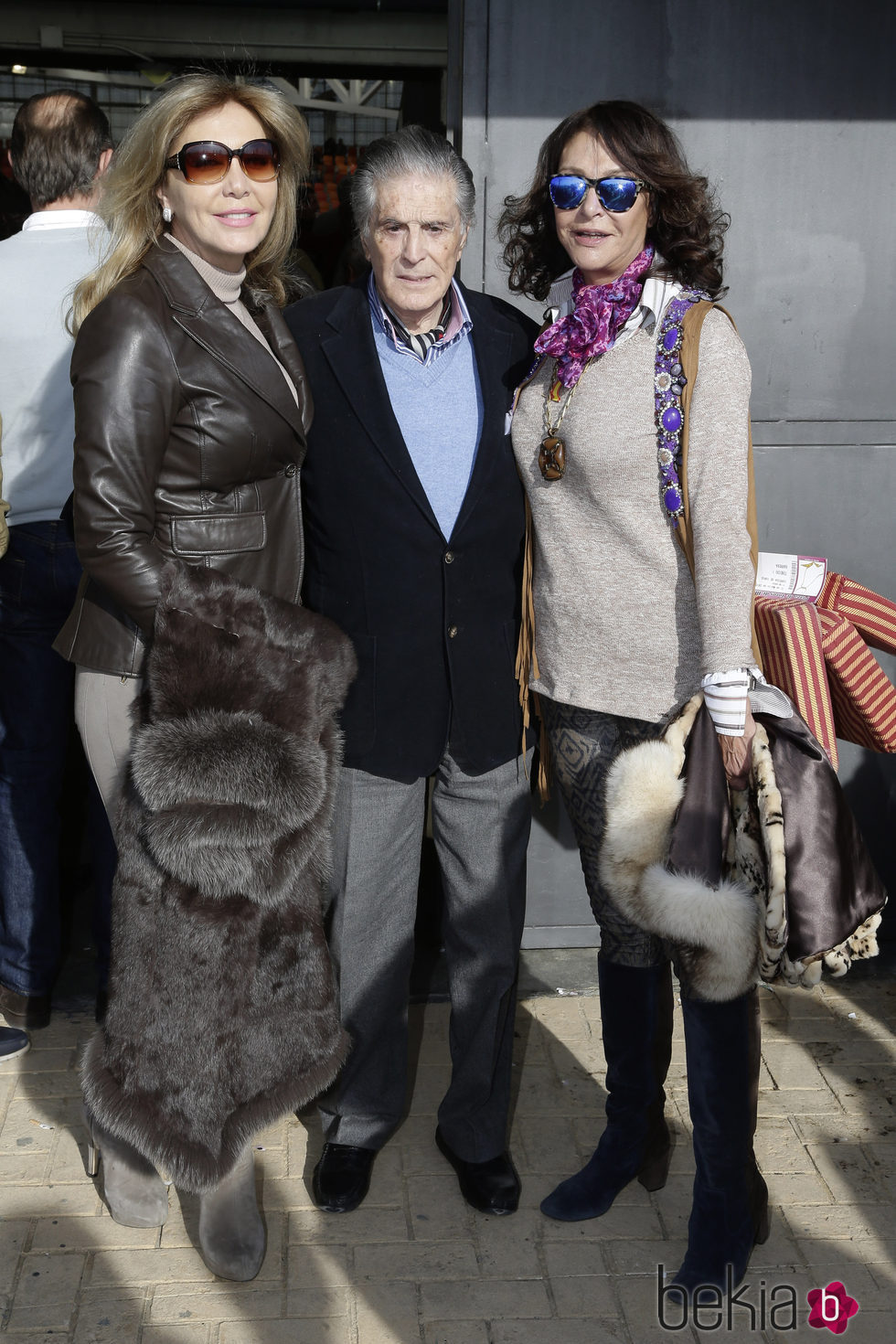 Norma Duval con Jaime Ostos y María Ángeles Grajal en el festejo taurino en Illescas en Toledo