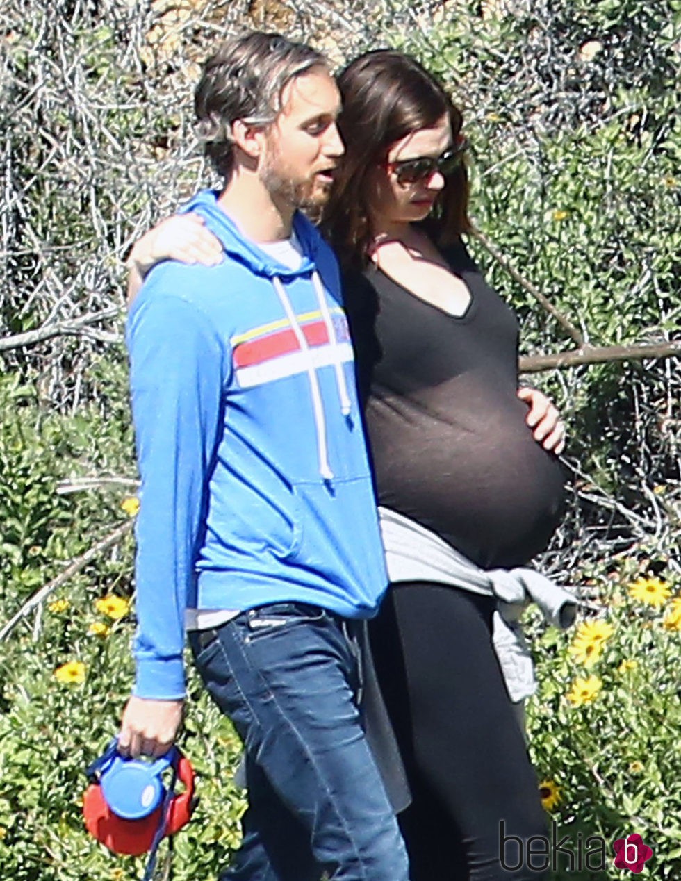 Anne Hathaway paseando junto a su marido en un día al aire libre en Los Ángeles