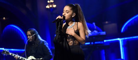 Ariana Grande demuestra su torpeza quitándose la chaqueta en el espectáculo en 'Saturday Night Live'