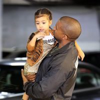 Kanye West mirando de forma cariñosa a su hija North West en un centro comercial en Los Ángeles