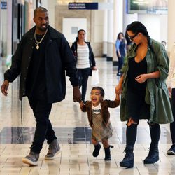 Kanye West y Kim Kardashian con su hija North West de camino a un cumpleaños en Los Ángeles