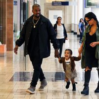 Kanye West y Kim Kardashian con su hija North West de camino a un cumpleaños en Los Ángeles