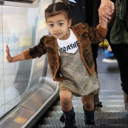 North West yendo a una fiesta de cumpleaños con sus padres en Los Ángeles