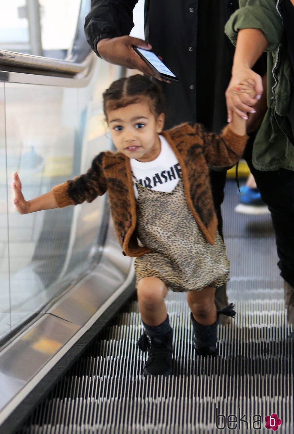 North West yendo a una fiesta de cumpleaños con sus padres en Los Ángeles