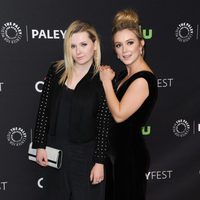 Billie Lourd y Abigail Breslin en el PaleyFest 2016 celebrado en Los Angeles