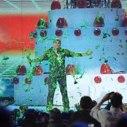 Blake Shelton pringado en el moco verde de los Nickelodeon Kids' Choice Awards 2016