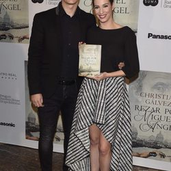 Christian Gálvez con Almudena Cid en la presentación de su libro 'Reza por Miguel Ángel'