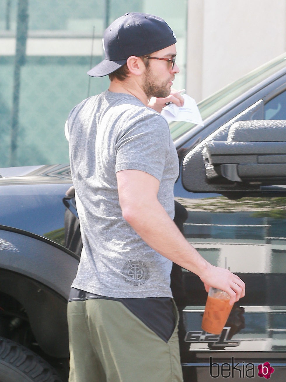 Chace Crawford recoge una multa en su coche en West Hollywood