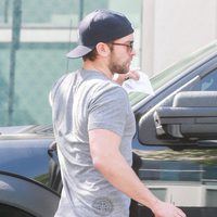 Chace Crawford recoge una multa en su coche en West Hollywood