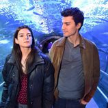 Clara Lago y Álex González en el rodaje de 'Órbita 9' en el Acuario de San Sebastián