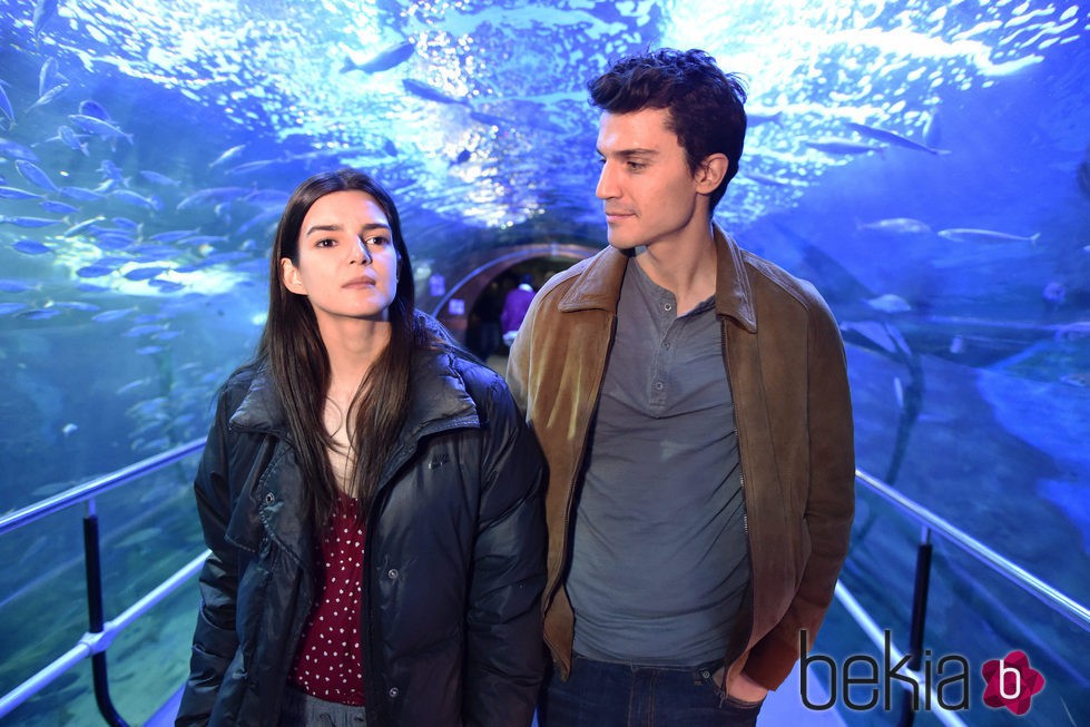 Clara Lago y Álex González en el rodaje de 'Órbita 9' en el Acuario de San Sebastián