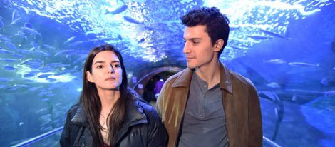 Clara Lago y Álex González en el rodaje de 'Órbita 9' en el Acuario de San Sebastián