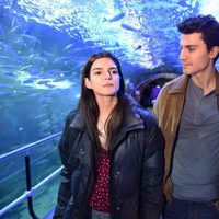 Clara Lago y Álex González en el rodaje de 'Órbita 9' en el Acuario de San Sebastián