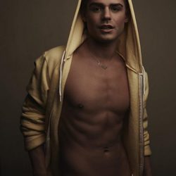 Garrett Clayton luciendo abdominales para la película 'King Cobra'