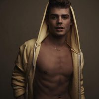 Garrett Clayton luciendo abdominales para la película 'King Cobra'