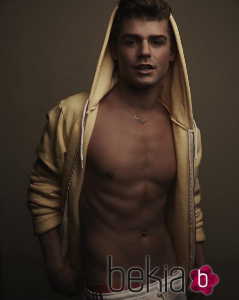 Garrett Clayton luciendo abdominales para la película 'King Cobra'