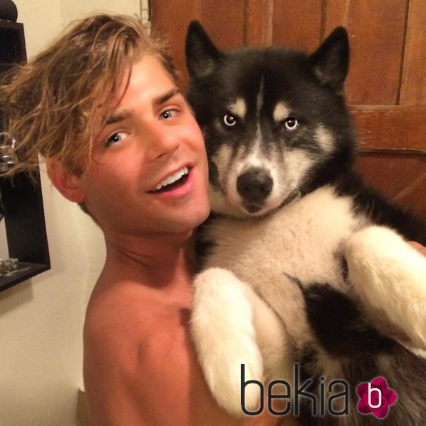 Garret Clayton muy sonriente con su perro Orion