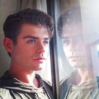 Garrett Clayton presumiendo de tupé