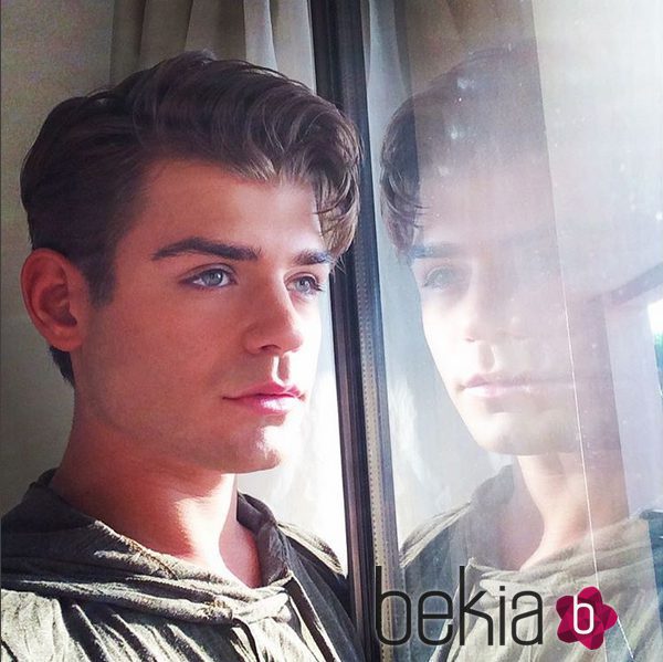 Garrett Clayton presumiendo de tupé