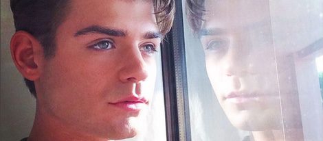 Garrett Clayton presumiendo de tupé