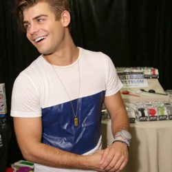 Garrett Clayton marcando bíceps en los Premios Teen Choice 2015