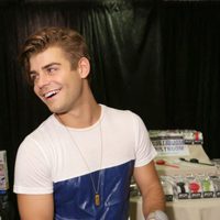 Garrett Clayton marcando bíceps en los Premios Teen Choice 2015