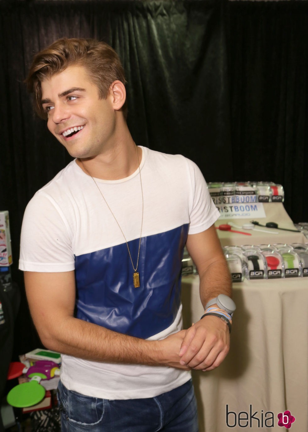 Garrett Clayton marcando bíceps en los Premios Teen Choice 2015