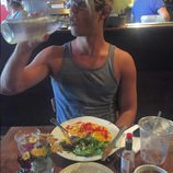 Garrett Clayton comiendo en un restaurante  