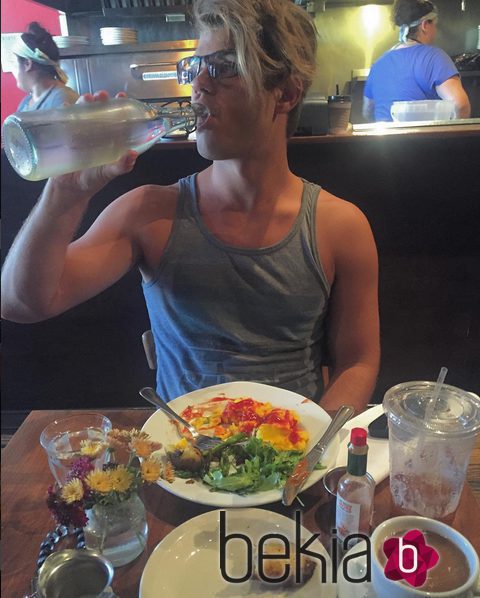 Garrett Clayton comiendo en un restaurante  