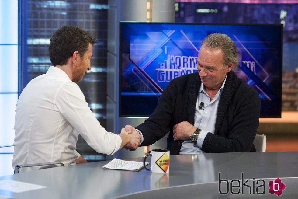 Bertín Osborne dando la mano a Pablo Motos en 'El hormiguero'