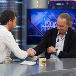 Bertín Osborne dando la mano a Pablo Motos en 'El hormiguero'