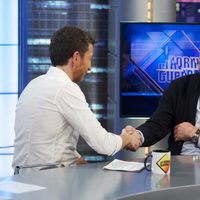 Bertín Osborne dando la mano a Pablo Motos en 'El hormiguero'